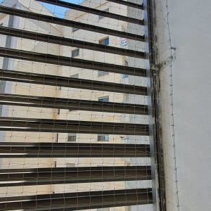 רשת מתוחה על חלון למניעת כניסת יונים