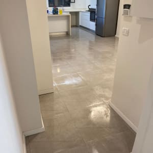 מטבח משופץ עם רצפה מבריקה ומקרר חדש