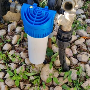 מסנן מים כחול ולבן מחובר לצינורות