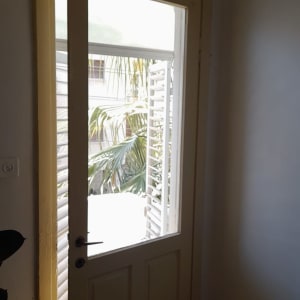 דלת עם זכוכית שקופה ומסגרת עץ