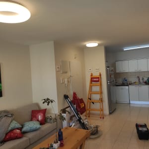 סולם, ארגז כלים, ציוד חשמלאי על הרצפה