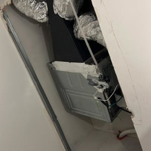 תעלות אוורור מכוסות בנייר כסף בתקרה פתוחה