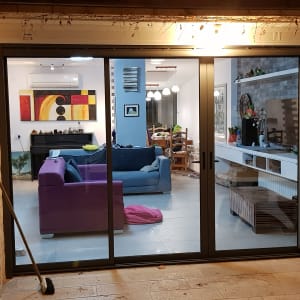 דלתות הזזה מאלומיניום עם זכוכית שקופה