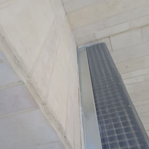 פרגולת אלומיניום מחוברת לקיר עם ברגים