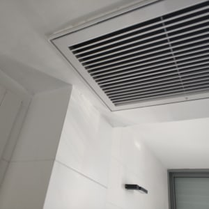 תקרה צבועה בלבן עם פתח אוורור