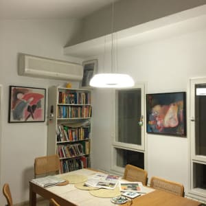 מנורה תלויה מעל שולחן עץ בחדר אוכל