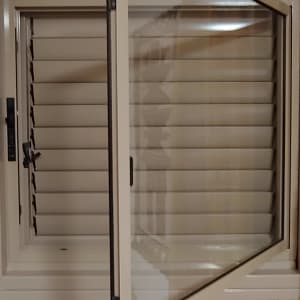 חלון ציר שנפתח כלפי פנים