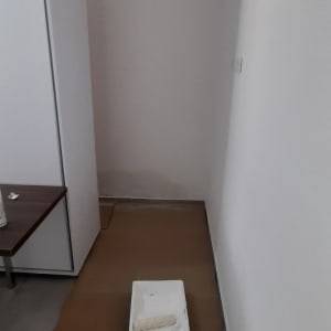 רולר צבע על מגש פלסטיק בחדר צבוע