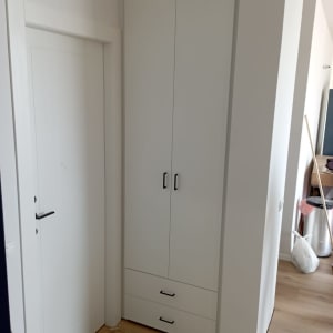 ארון לבן עם דלתות ומגירות, ידיות שחורות