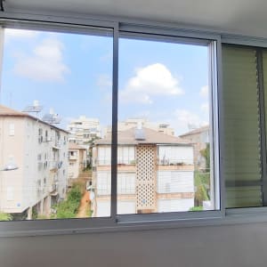 חלון אלומיניום עם תריסים