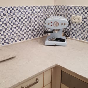 משטח שיש במטבח עם מכונת קפה