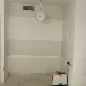 קיר צבוע חלקית עם סימני צבע שונים