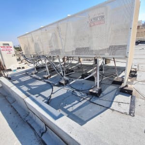 מערכת צינורות ואיטום על גג מבנה