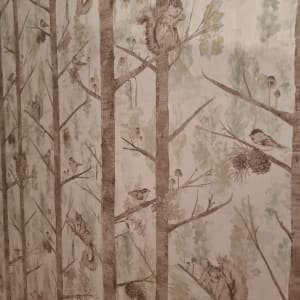 טפט עם איורים של עצים, סנאים וציפורים