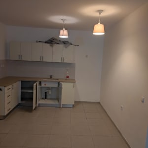 קיר צבוע חלקית עם סימני צבע חדשים