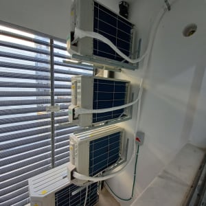 יחידות חיצוניות של מזגנים מותקנות על קיר