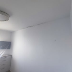 קיר לבן עם סימני תיקון צבע