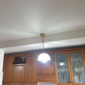 מטבח עם ארונות עץ ותאורה תלויה