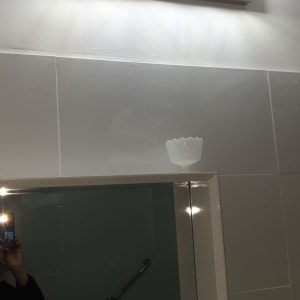 מנורת קיר עם חמש נורות דולקות