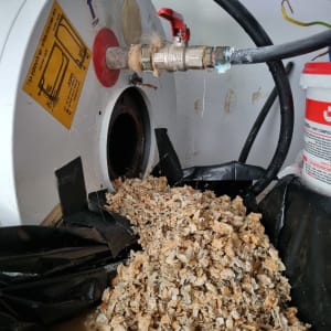 חיבור צינור עם ברז אדום על דוד חשמל