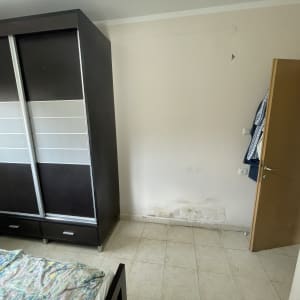 ארון בגדים עם דלתות הזזה בחדר שינה