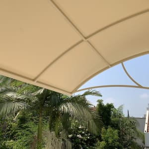 סוכך בד בהיר עם קשתות מתכת לבנות