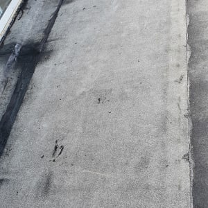 גג עם חומרי איטום וכלי עבודה