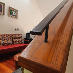 שתי תמונות ממוסגרות תלויות על הקיר