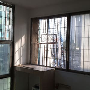 חלונות זכוכית עם סורגים בחדר מואר