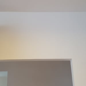 קיר צבוע בלבן עם פתח דלת