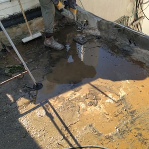 אדם עובד על איטום גג עם כלים