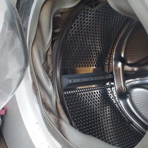 תוף מכונת כביסה עם לכלוך על הגומי