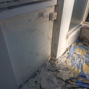 קיר מתקלף עם שאריות צבע על יריעה