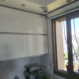 מצלמת אבטחה מותקנת בפינת תקרה במטבח