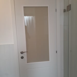 דלת זכוכית נקייה עם ידית מתכת