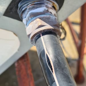 צינור סולארי עם סדק וחיבור מתכתי