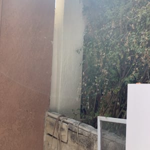 קיר אטום עם חומר איטום לבן