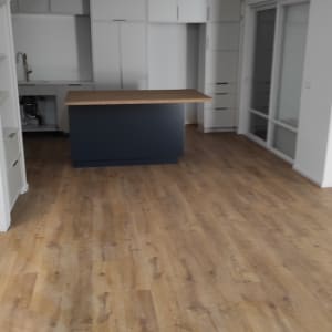 מטבח עם רצפת עץ נקייה ומשטח עבודה מסודר