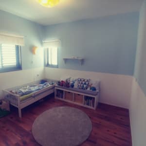 קיר צבוע בשני גוונים, כחול ולבן