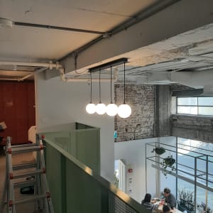 חמישה גופי תאורה תלויים מהתקרה עם חוטים חשמליים