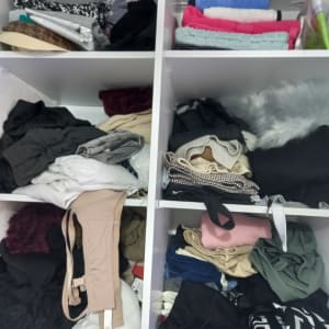 בגדים מקופלים ומסודרים בארון לבן