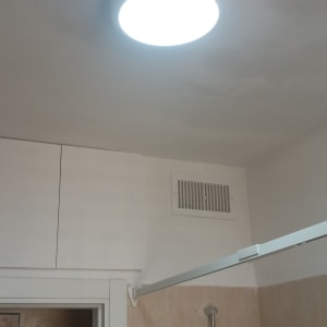 תקרה צבועה בלבן עם פתח אוורור