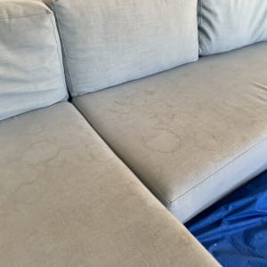 ספה עם כתמים על ריפוד בד בהיר