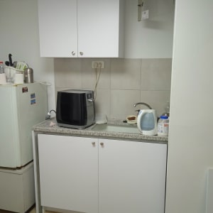 ארונות מטבח לבנים עם ידיות עגולות