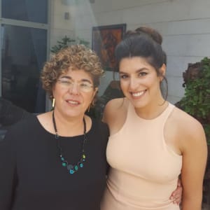 שיער אסוף באלגנטיות, איפור עדין וטבעי