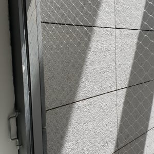 רשת מתכת מותקנת על חלון למניעת כניסת יונים