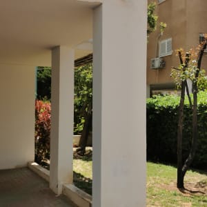 מצלמת אבטחה מותקנת על קיר חיצוני