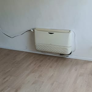 רצפת פרקט עץ בהירה בחדר עם קיר לבן