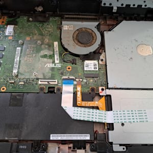 לוח אם של מחשב נייד עם מאוורר וכונן אופטי