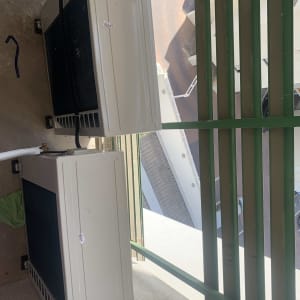 שני מזגנים מותקנים על קיר חיצוני